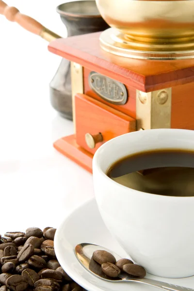 カップいっぱいのコーヒー、グラインダー、鍋 — ストック写真