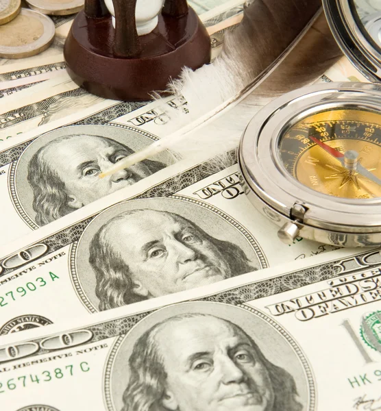 Kompas, pióro i klepsydra na dolary — Zdjęcie stockowe