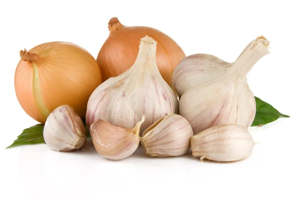Set di aglio e cipolla isolati su bianco — Foto Stock