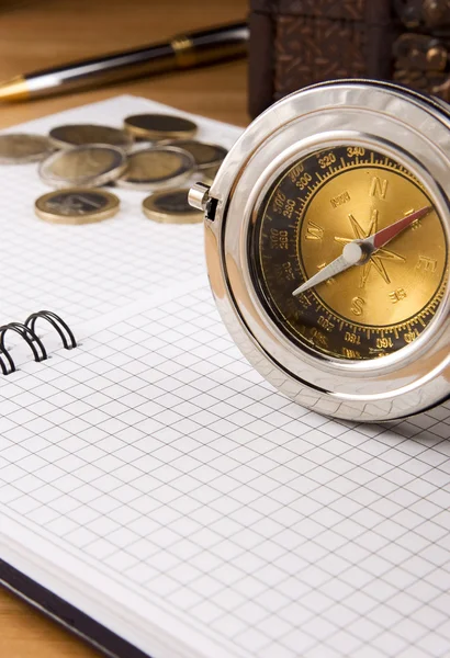 Inkoustové pero a kompas na notebook — Stock fotografie
