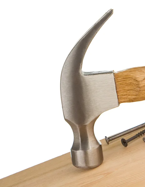 Hamer en een spijker op houten bar geïsoleerd op wit — Stockfoto