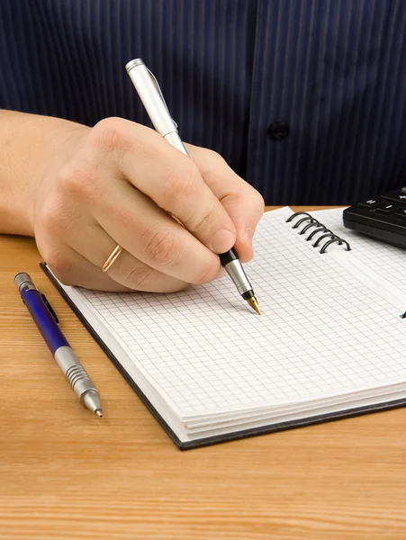 Maschio scrittura a mano a penna su notebook — Foto Stock
