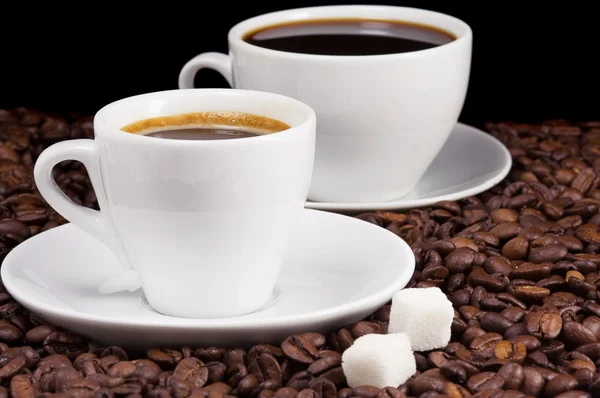 Witte kopjes koffie bonen — Stockfoto