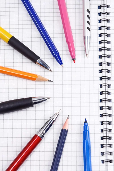 Stift, Bleistift und Filzstift auf Notizbuch — Stockfoto