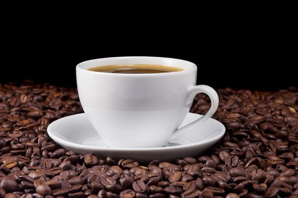 Xícara de café e feijão em cerâmica preta — Fotografia de Stock