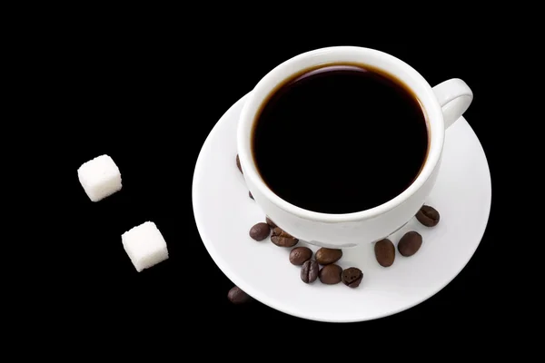 Φλιτζάνι καφέ και τα φασόλια σε απομονωμένες μαύρο — Φωτογραφία Αρχείου