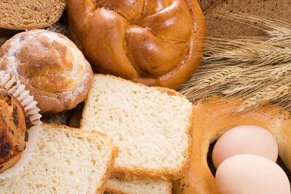 Leckere Semmeln, Muffins und Brot — Stockfoto
