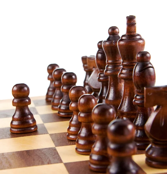 Шахматы на борту изолированы на белом — стоковое фото