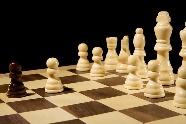 Шахматная фигура на борту изолирована от черного — стоковое фото