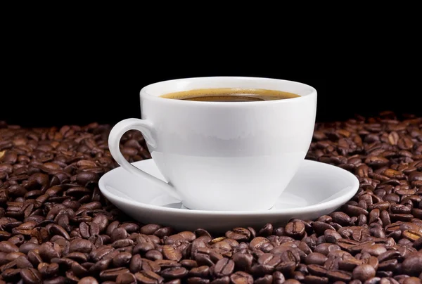 Керамическая чашка кофе и бобов — стоковое фото