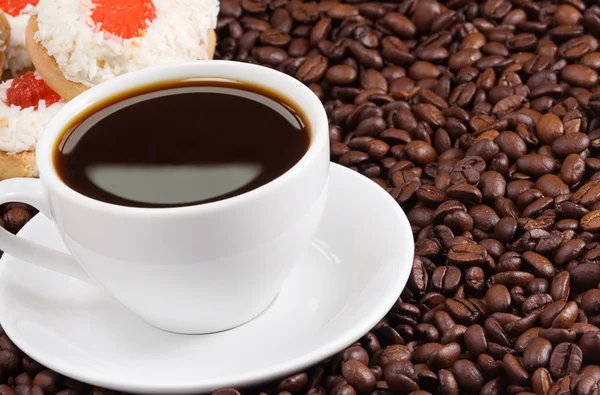Beyaz fincan kahve ve kurabiye — Stok fotoğraf