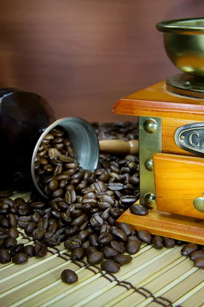 Koffiebonen, pot en grinder op zak — Stockfoto