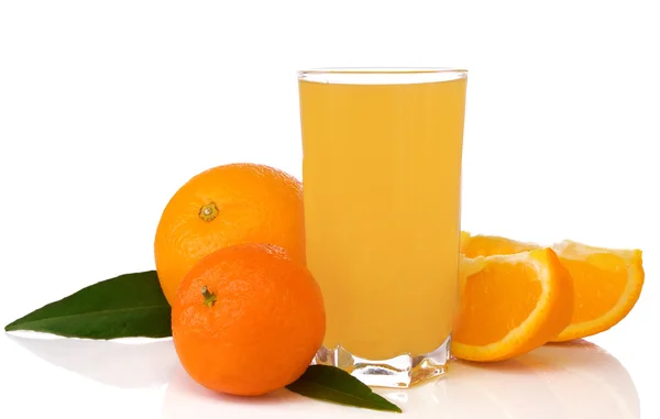 Zumo y naranjas aislados sobre blanco — Foto de Stock
