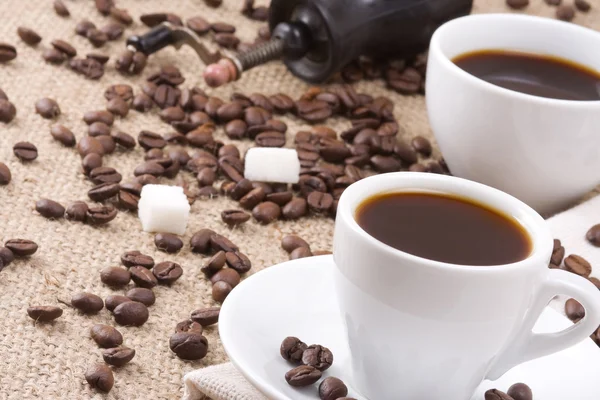 Чашки кофе, бобы и молоть на мешок — стоковое фото