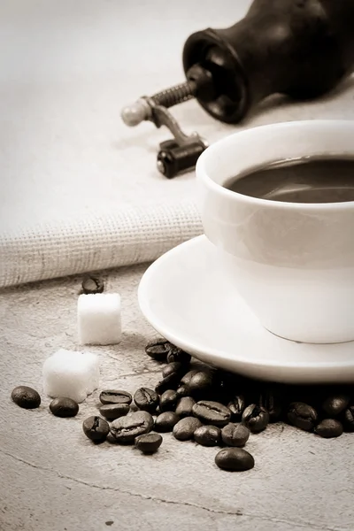 Kahve çekirdekleri ve öğütücü çuval üzerinde — Stok fotoğraf