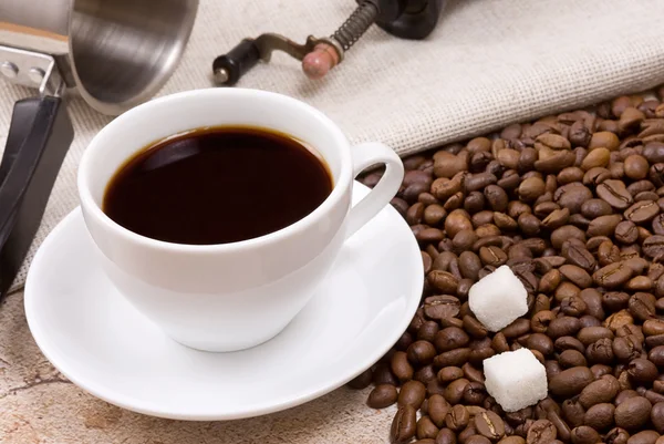 Pot, grinder en kopje koffie op zak — Stockfoto