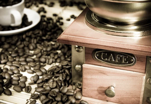 Granos de café, taza y molinillo en saco — Foto de Stock