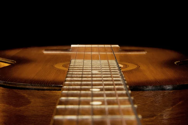 Klassieke gitaar op zwart — Stockfoto