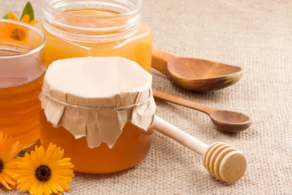 Flores y miel en saco —  Fotos de Stock