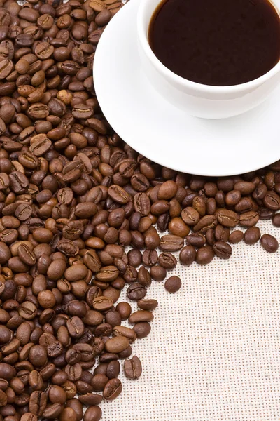 Kopje koffie en bonen op zak — Stockfoto