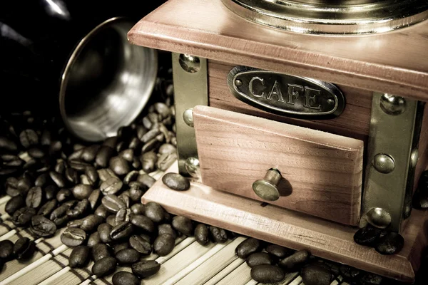Granos de café, olla y molinillo en el saco — Foto de Stock