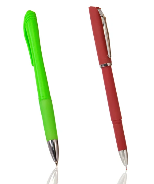 Bolígrafos rojos y verdes aislados en blanco — Foto de Stock