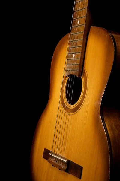 Klassieke gitaar op zwart — Stockfoto