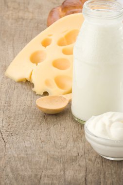 ahşap üzerine peynir ve süt ürünleri