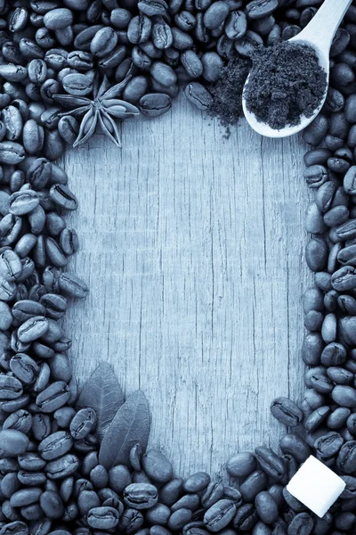 コーヒーの粉と背景としての豆 — ストック写真