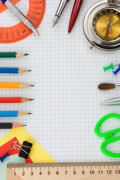 Ekose desenli kağıt üzerinde okul malzemeleri — Stok fotoğraf