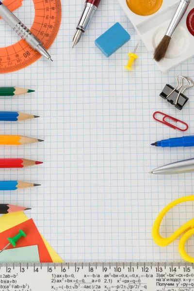 Ekose desenli kağıt üzerinde okul malzemeleri — Stok fotoğraf