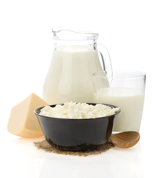 Sýry a mléčné výrobky, které jsou izolované na bílém — Stock fotografie