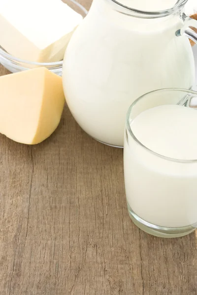 Productos lácteos y queso en madera —  Fotos de Stock