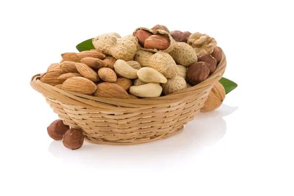 Ořechy v misce izolovaných na bílém pozadí — Stock fotografie