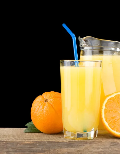 Suco e laranjas isolados em preto — Fotografia de Stock