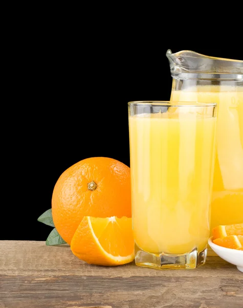 Sumo de laranja em vidro e jarro isolado em preto — Fotografia de Stock