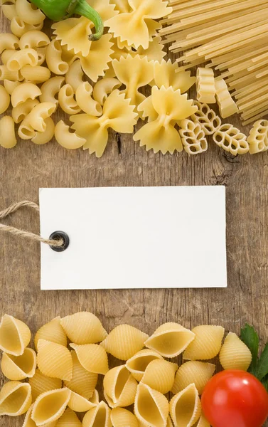 Pasta och ingredienser på trä — Stockfoto