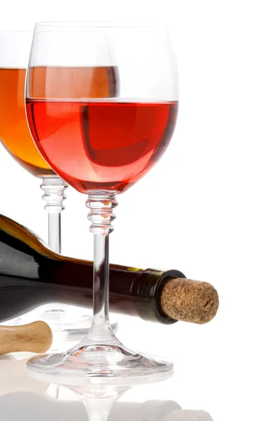 ワインはグラスでとに分離された白のボトル — ストック写真