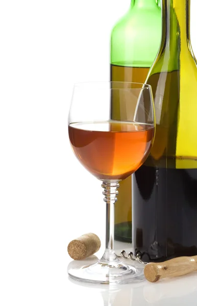 Вино в окулярах і пляшці ізольовані на білому — стокове фото
