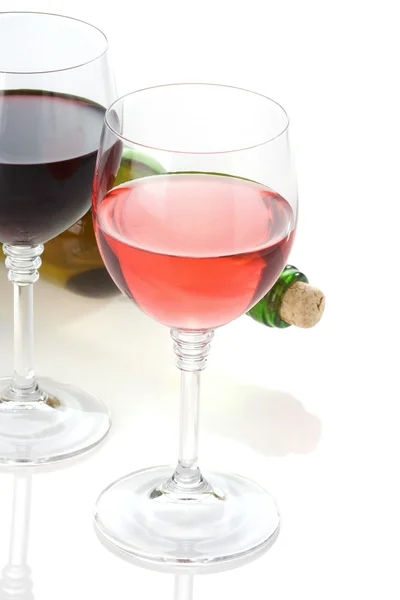 Víno v brýlích a láhev izolované na bílém — Stock fotografie