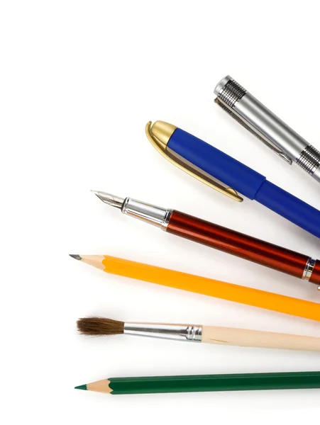 Bolígrafos y lápices aislados en blanco — Foto de Stock