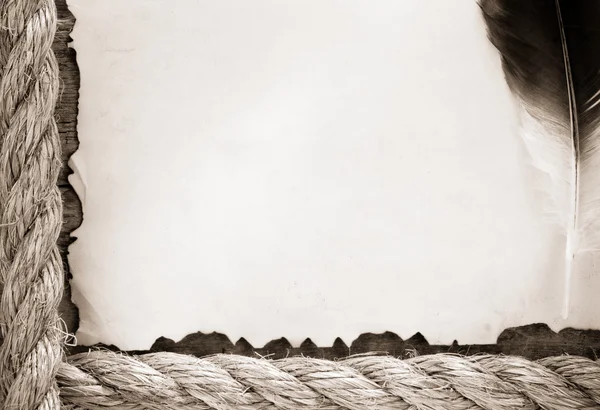 선박 로프와 오래 된 빈티지 고 대 종이 양피지에 깃털 — 스톡 사진