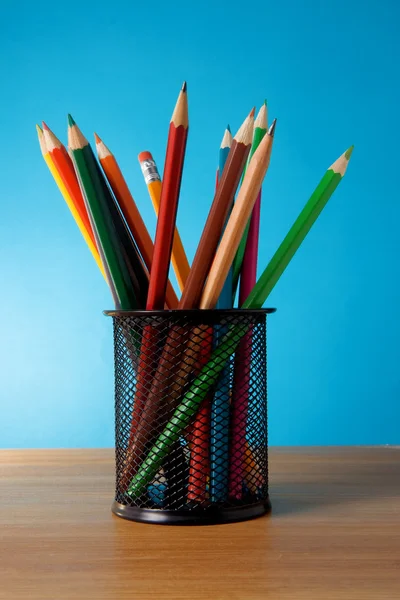 Cesta llena de lápices — Foto de Stock