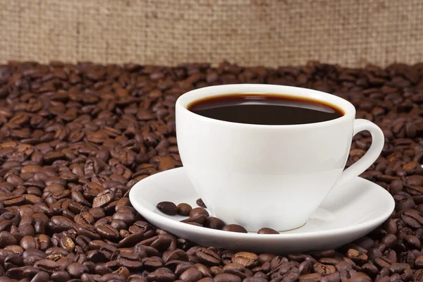 Xícara, grãos de café e saque — Fotografia de Stock