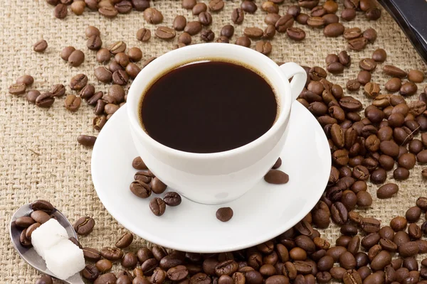Grãos de café, açúcar e xícara na sacada — Fotografia de Stock