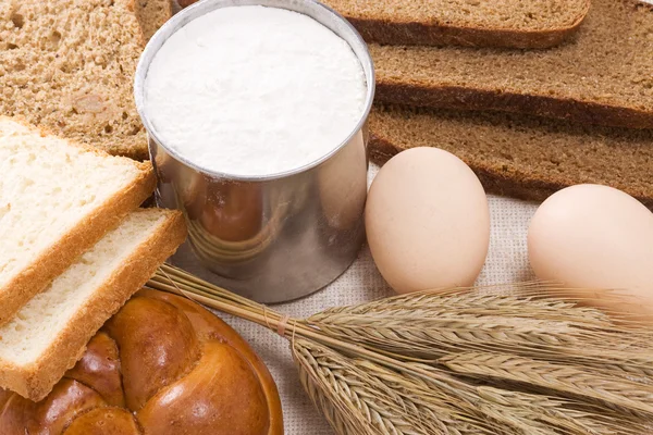 Chléb, vejce, spike a flou — Stock fotografie