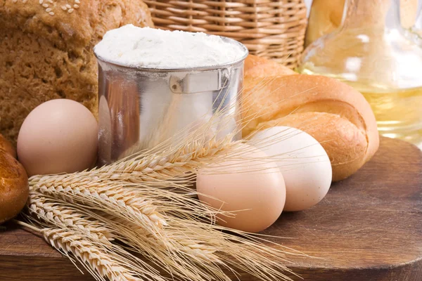 Bread, oil, basket and eggs — Stock Photo, Image
