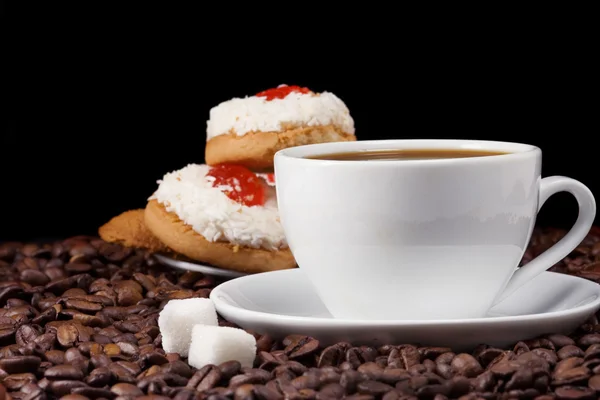 Taza de café y galletas en granos — Foto de Stock