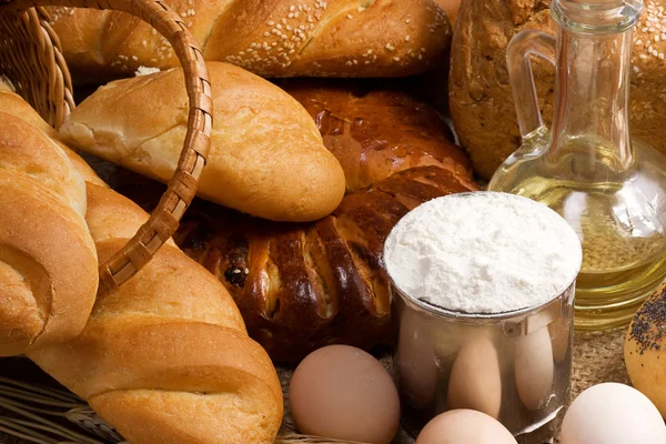 Pane e prodotti da forno sul sacco vicino al cestino — Foto Stock