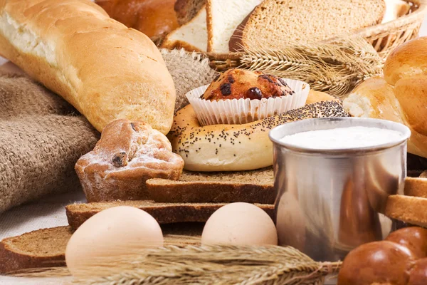 Chléb, vejce, housky, obilí a spike na pytel — Stock fotografie